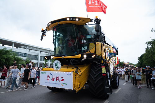 鋼鐵長龍為學子送行 華中農大上演農機花車巡游，創新視角解讀農機租賃價值